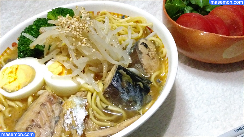 サバもやし卵入りインスタントラーメンとトマトサラダ
