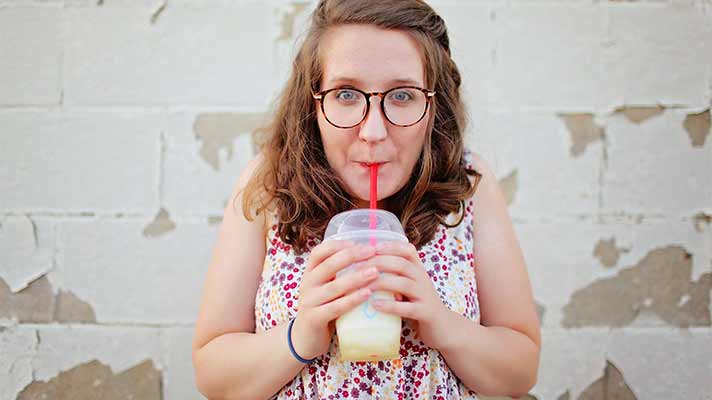 女性がドリンクを飲む