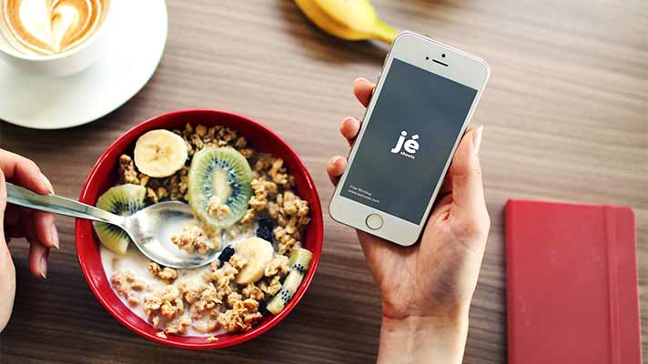 朝食とスマホ
