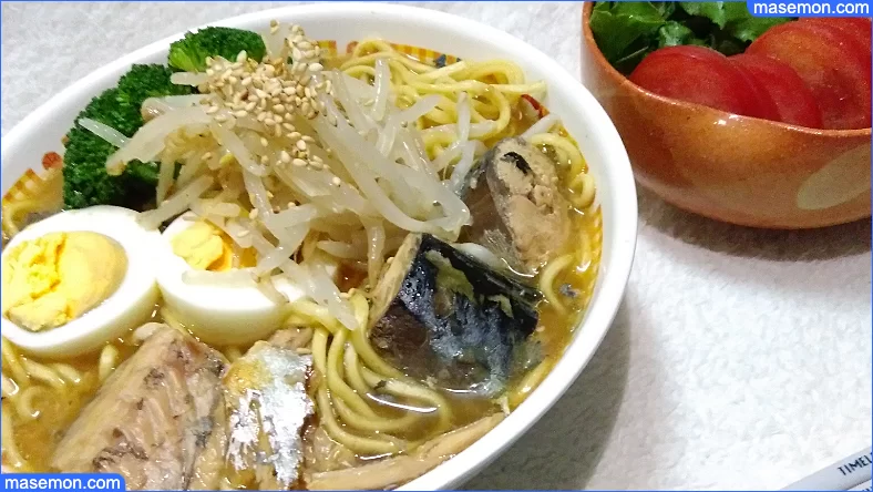 サバもやし卵入りインスタントラーメンとトマトサラダ