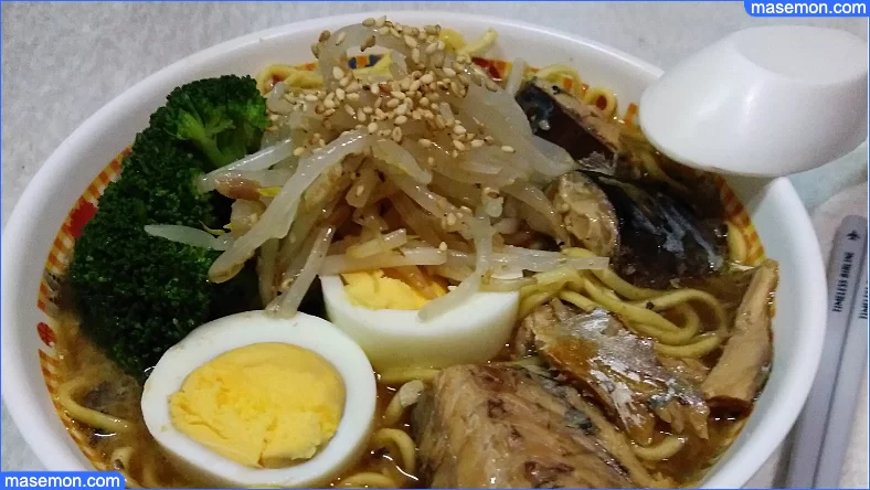 鯖ラーメンゆで卵とお箸とレンゲ