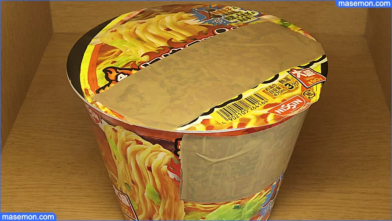 外装ビニールを取ったカップラーメン