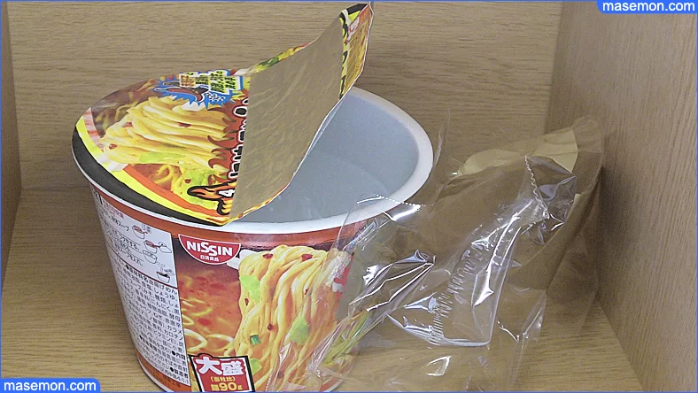 カップ麺の空のカップと包装ビニール